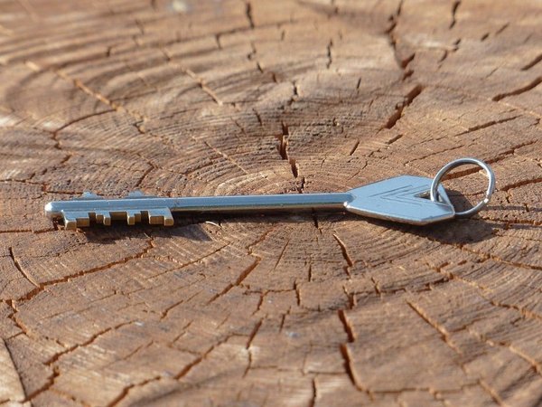 De la conception à la production : les coulisses de la fabrication de porte-clés flamme personnalisables