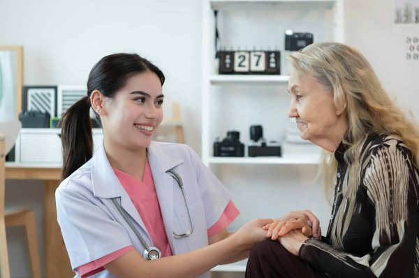 Améliorer la qualité de service en résidences seniors : stratégies et outils